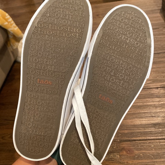 Taos Z Soul Sneaker with Size Zipper in White and Pewter - Picture 3 of 6